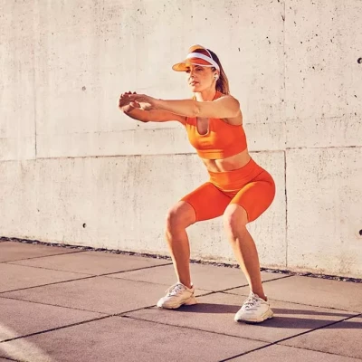 Η άσκηση που προτείνει μια personal trainer για δύναμη και ισορροπία μετά τα 60