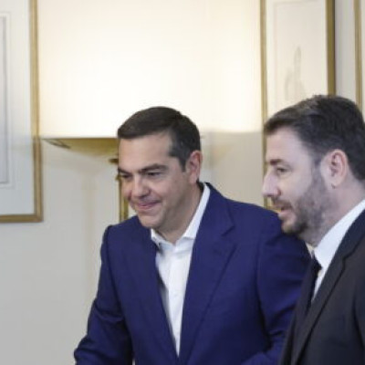 Ανδρουλάκης και Τσίπρας ανεβάζουν τους αντιπολιτευτικούς τόνους