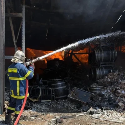 «Στάχτη» έγιναν εγκαταστάσεις αποστακτηρίου στο Ρέθυμνο μετά από πυρκαγιά