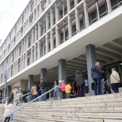 Ελεύθεροι με όρους τρεις κατηγορούμενοι για ρευματοκλοπές στη Θεσσαλονίκη