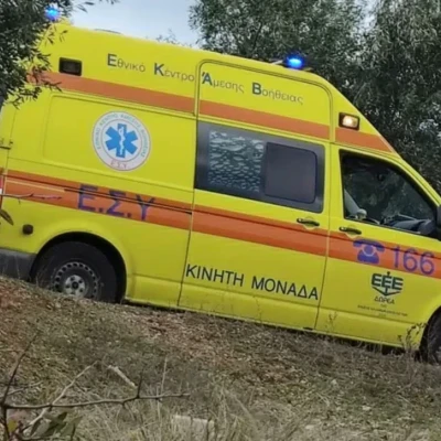 Τροχαίο στη Κοζάνη: Αυτοκίνητο με τρεις ηλικιωμένους σταμάτησε σε δέντρο λίγο πριν το γκρεμό