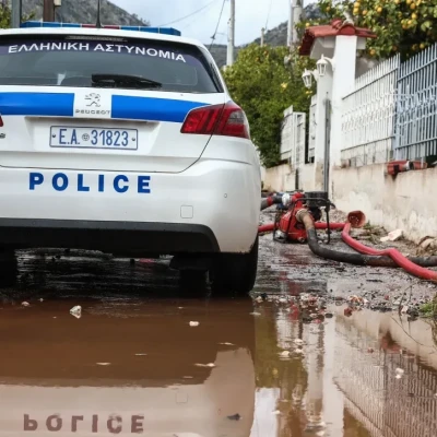 Κακοκαιρία: Πτώση δέντρου πάνω σε ταξί στο Ίλιον - Δεν βρέθηκε εγκλωβισμένο άτομο