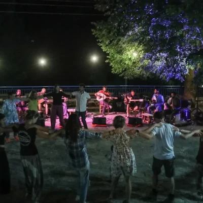 Άγριος καβγάς σε πανηγύρι στο Αντίρριο - «Καρεκλοπόλεμος» και γροθιές μετά... μουσικής