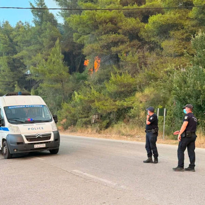 Φωτιά Χαλκιδική: Δύο συλλήψεις και μία ταυτοποίηση για την επίθεση σε βάρος τηλεοπτικού συνεργείου κατά τη διάρκεια πυρκαγιάς