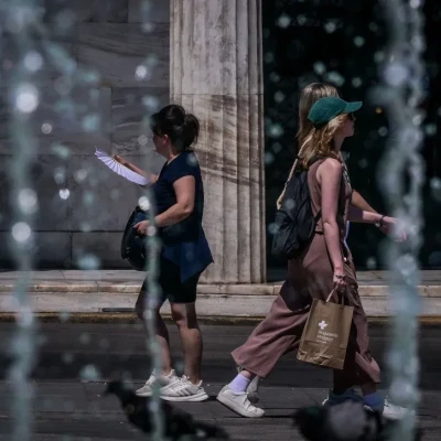 Καύσωνας: Έφτασαν τα πρώτα «σαραντάρια» - Δευτέρα και Τρίτη η κορύφωση του φαινομένου