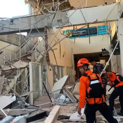 Ινδονησία: Έφτασαν τους 53 οι νεκροί από τον σεισμό – Σε κατάσταση έκτακτης ανάγκης η περιοχή