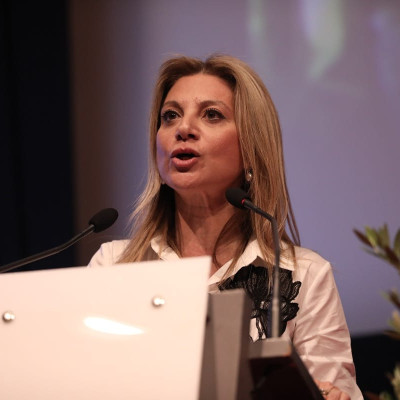 Η ανατίναξη από τη ΔΕΗ τριών γιγαντιαίων καδοφόρων εκσκαφέων προκάλεσε την αντίδραση της Μαρίας Καρυστιανού