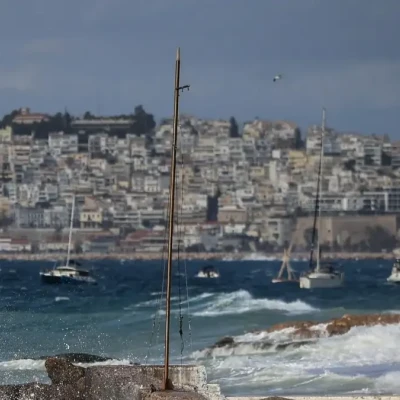 Καιρός: Ισχυρά μελτέμια έως 8 μποφόρ και ζέστη με 36 βαθμούς Κελσίου – Ξεπέρασαν τα 100 χλμ/ώρα οι άνεμοι στην Κάρυστο