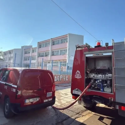 Φωτιά στη Λούτσα: Στις φλόγες στέγη κτηρίου – Επιχειρούν 15 πυροσβέστες