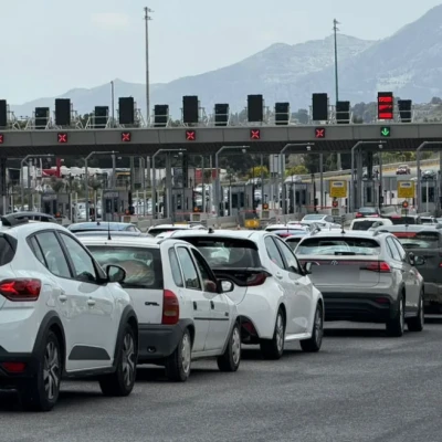 Με χαμηλές ταχύτητες η επιστροφή των εκδρομέων του Δεκαπενταύγουστου: Προβλήματα στην Αθηνών - Κορίνθου στο ύψος των Μεγάρων