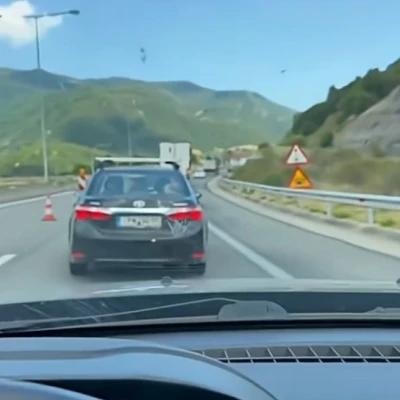 Ταλαιπωρία για τους οδηγούς με ταχύτητες που δεν ξεπερνούν τα 10 χλμ/ώρα στον κόμβο της Χρυσοβίτσας στην Εγνατία Οδό, σε μια λωρίδα η κυκλοφορία