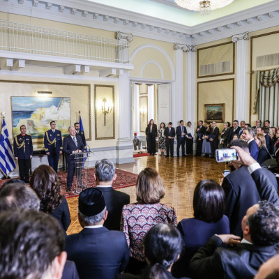 Ο Πρόεδρος της ΕΠΤΕ Θέμης Πεταλωτής στην δεξίωση του Προέδρου της Δημοκρατίας - Στα "πηγαδάκια" κυρίαρχο θέμα οι εκλογές