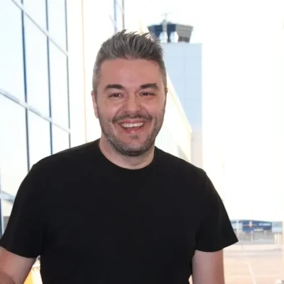 Ο Πέτρος Πολυχρονίδης για το ταξίδι του στη Χαβάη: «Νιώσαμε μια τροπική καταιγίδα που άφησε πίσω της θύματα»