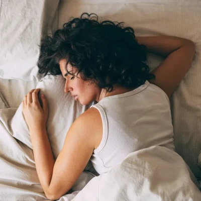 8 χρήσιμα tips για ποιοτικό ύπνο το καλοκαίρι – Δύο ειδικοί συμβουλεύουν