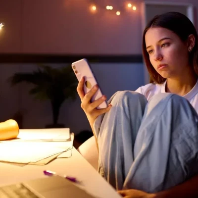Social media: Όσο περισσότερο scroll, τόσο περισσότερο κέρδος για τις πλατφόρμες – Το τίμημα για τα παιδιά