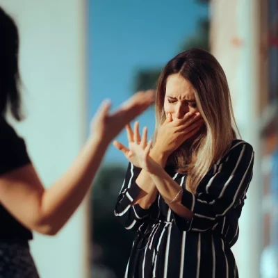 Αποξένωση στα αδέλφια: Ένας ψυχολόγος εξηγεί τους λόγους και απαντά σε 8 καίρια ερωτήματα