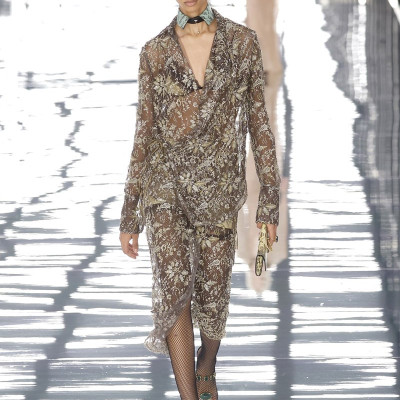 Fendi SS27: H Raffaella Carrà έγινε η μούσα της Maria Grazia Chiuri