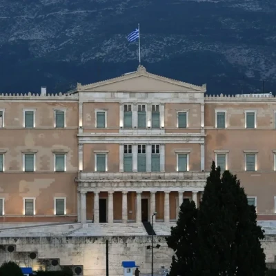 Έρευνες στη Βουλή έπειτα από απειλητικό τηλεφώνημα για βόμβα