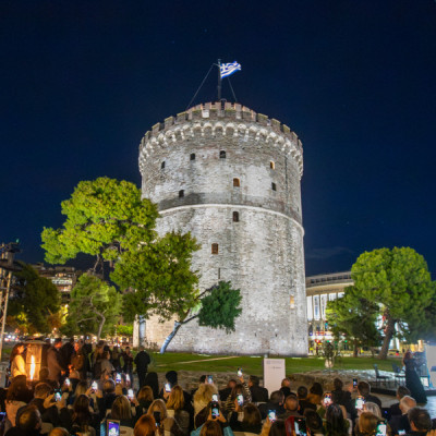Ο Λευκός Πύργος φωτίζει την ιστορική ταυτότητα της Θεσσαλονίκης: Απόδοση του νέου φωτισμού του μνημείου