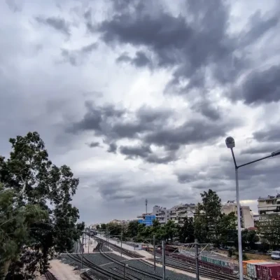 Καιρός αύριο: Νεφώσεις και τοπικές μπόρες – Πτώση της θερμοκρασίας