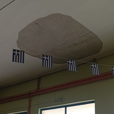 ΚΚΕ Σερρών: «Λίγα λεπτά  πριν πέσει μέρος του ταβανιού, περνούσαν αμέριμνοι μαθητές, δάσκαλοι,  καθαρίστριες»