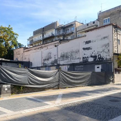 Νόμιμη η κοπή των πεύκων στην Πλατεία Κρονίου: «Προβλέπεται η δημιουργία πρασίνου στον αύλειο χώρο»