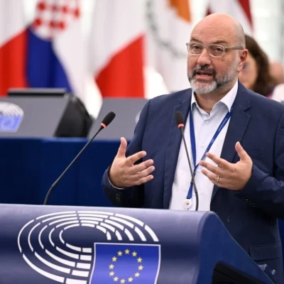 Σάκης Αρναούτογλου: «Ούτε δορυφόρος της Ουάσιγκτον, ούτε όμηρος του Πεκίνου. Η Ευρώπη χρειάζεται δική της φωνή»
