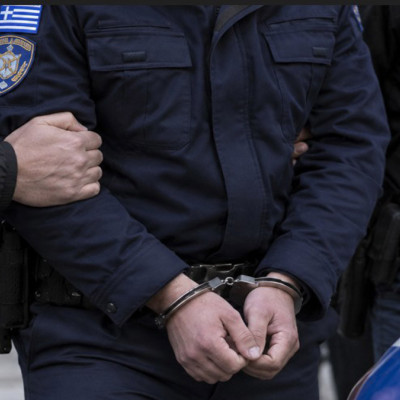 Συνελήφθη αστυνομικός για δωροληψία, ψευδή βεβαίωση και παράβαση της νομοθεσίας για τις ταυτότητες