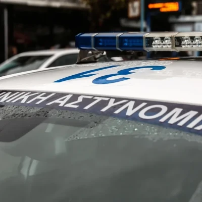Βρέθηκαν δίδυμα 2 ετών μόνα τους σε διαμέρισμα στην Κυψέλη - Συνελήφθη η μητέρα τους