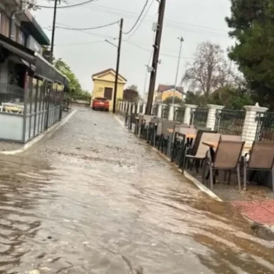 Κακοκαιρία στον Βόλο: Προβλήματα από την ισχυρή μπόρα – Δρόμοι μετατράπηκαν σε ποτάμια