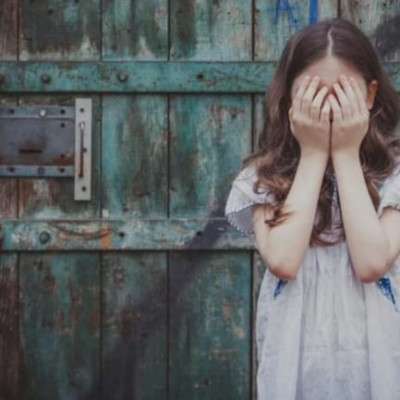 Νηπιαγωγός στη Χαλκίδα έβγαλε στο κρύο 4χρονη για να την ηρεμήσει – Σοκαριστικό βίντεο