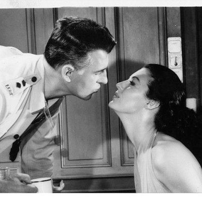 Γιατί γέρνουμε το κεφάλι προς τα δεξιά όταν πάμε να φιληθούμε;