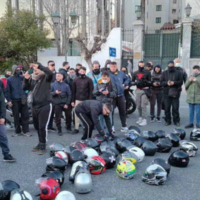 Οδηγοί ντελίβερι άπλωσαν τα κράνη τους έξω από τη Βουλή και χειροκρότησαν για τον νεκρό 23χρονο