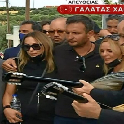 Ζήνα, Μπάσης, Ασλανίδου τραγουδούν αγκαλιασμένοι στο «τελευταίο αντίο» στον Μίκη Θεοδωράκη (βίντεο)